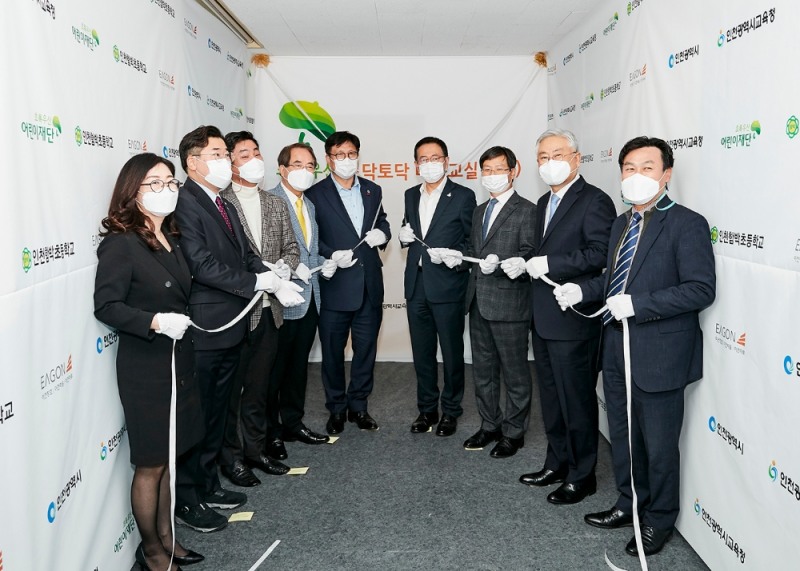 이건이 후원기업으로 참여하는 ‘토닥토닥 마음교실’의 협약식 모습.(사진=이건)