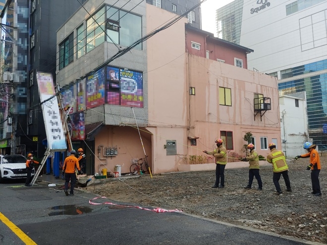 소방대원들이 강풍으로 떨어진 간판을 조치하고 있다.(사진제공=울산소방본부)