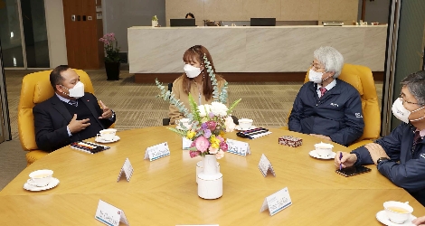 왼쪽부터 롱 디망쉐 캄보디아 대사와 김태오 DGB금융그룹 회장. 사진=DGB금융그룹