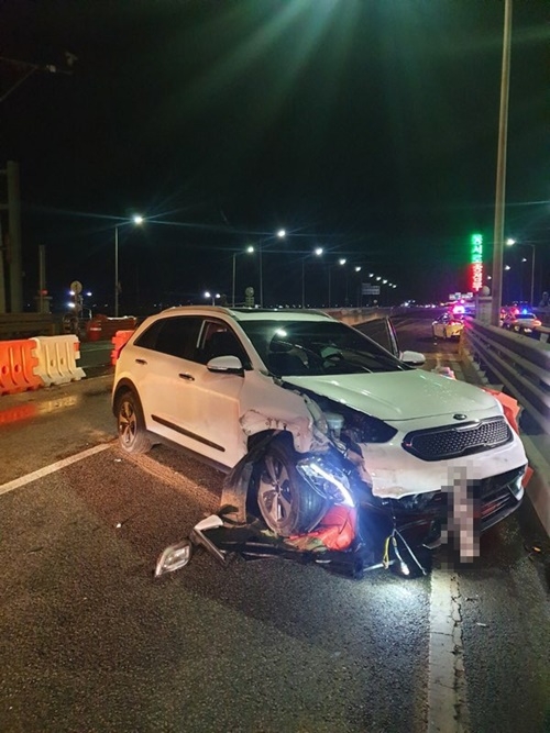 11월 24일 0시 53분경 사상구 동서고가도로 안전펜스 충격 사고 현장(사진제공=부산경찰청)