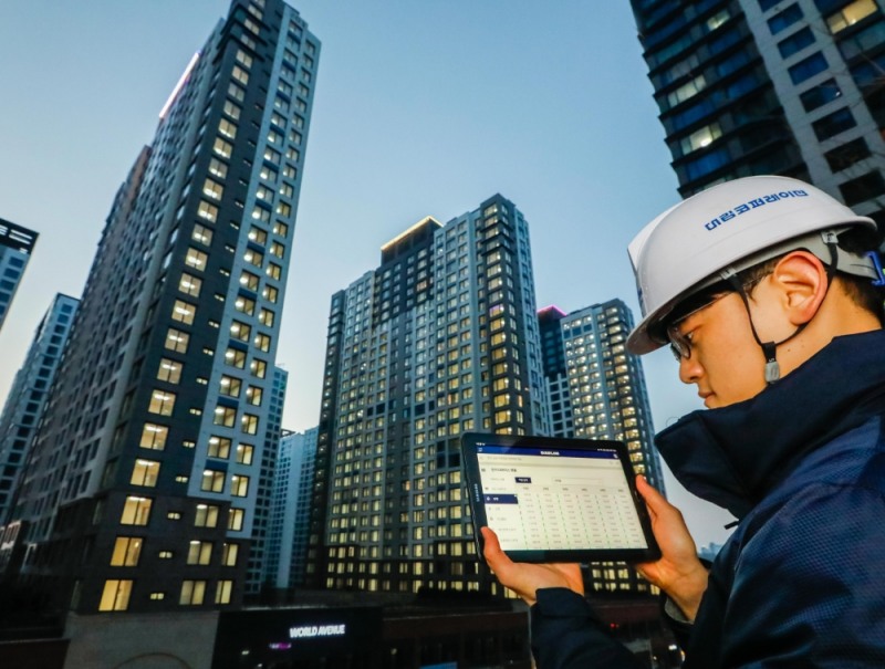 e편한세상 현장에서 직원이 태블릿에 설치된 스마트 시운전 솔루션을 통해 원격으로 세대 조명 시운전을 진행하고 있다.(사진=대림코퍼레이션)