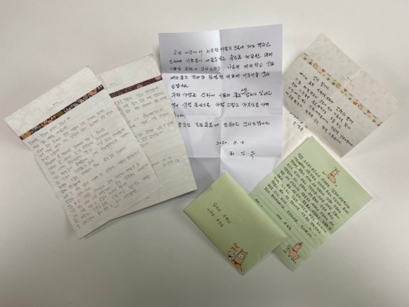 해외입국 자가격리자 임시거주시설로 지정된 기장문화예절학교의 시설과 환경에 대한 만족감과 직원들의 친절에 감사한 마음을 전한 이용자들의 손편지.(사진제공=부산기장군)