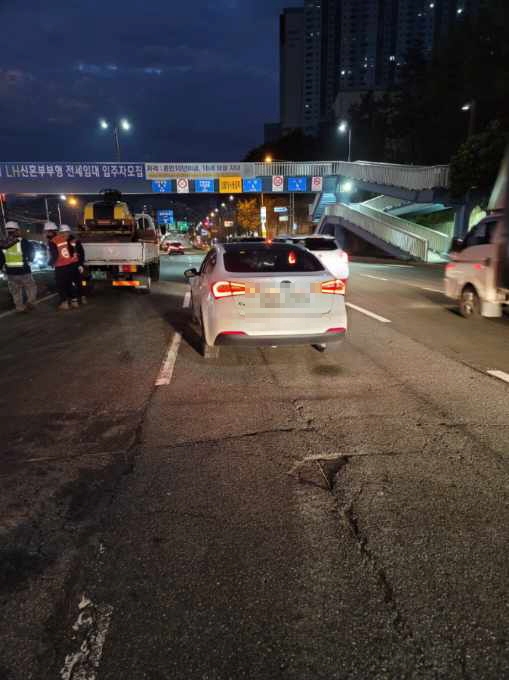 11월 25일 오전 6시 20분경 부산진구 가야고가 100m전 도로에서 라바콘에 이어 신호수를 충격한 K3차량.(사진제공=부산경찰청)