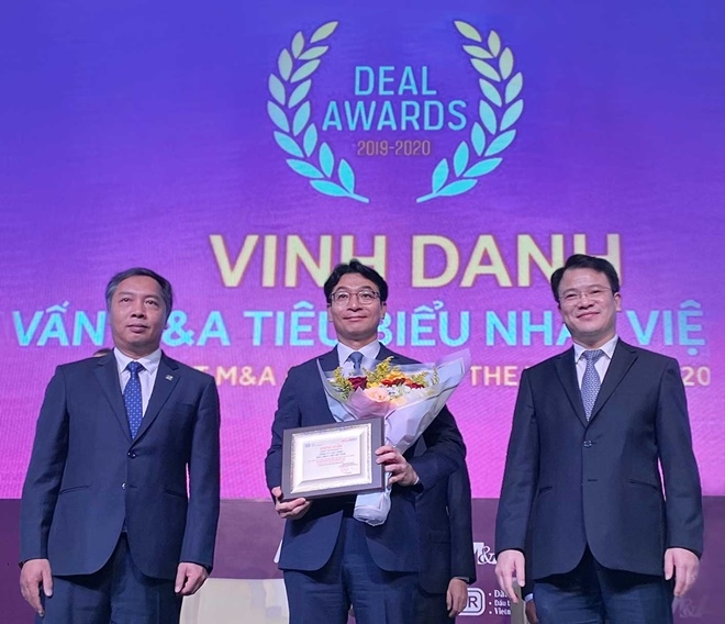 법무법인(유한) 태평양이 2020 베트남 M&A포럼에서 ‘올해의 딜’상 및 ‘올해의 자문사’상을 동시 석권하고 기념촬영. (왼쪽부터) 베트남 기획투자부 산하 언론기관인 VIR(Vietnam Investment Review)의 레 쫑 민 편집장(Le Trong Minh), 법무법인(유한) 태평양 배용근 변호사, 베트남 기획투자부 짠 꾸옥 프엉(Tran Quoc Phuong) 차관.(사진제공=법무법인 태평양)