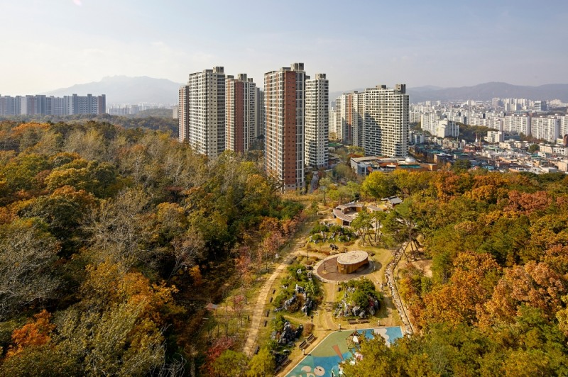 e편한세상 신곡포레스타뷰는 추동공원 산책로와 연결되어 있어 공원을 집 앞 정원처럼 이용할 수 있다.(사진=대림산업)