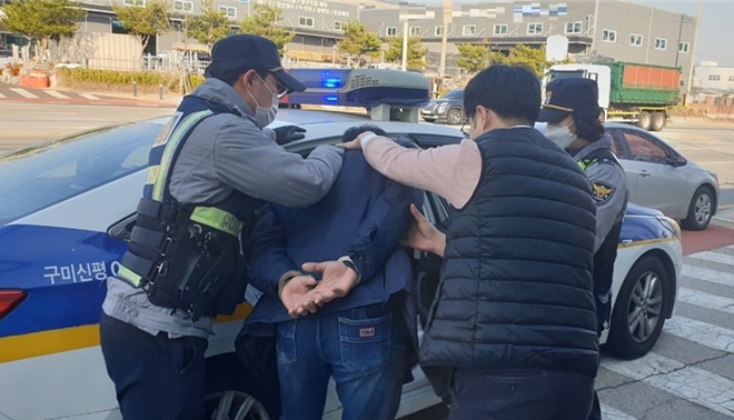 구미준법지원센터와 구미경찰서가 공조해 전자발찌 훼손 도주 현행범을 체포하는 장면.(사진제공=구미준법지원센터)