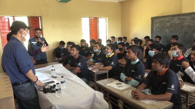 방글라데시 마타바리 지역 청년들이 건설기능 양성교육을 마치고 현장 적응을 위해 안전교육 및 실습과 실무 교육을 받고 있다.(사진=포스코건설)