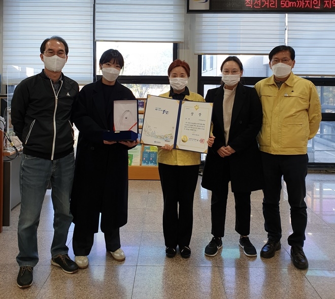 기장군보건소가 2020년 비만예방의 날 보건복지부장관 기관상 수상하고 기념촬영.(사진제공=부산기장군)