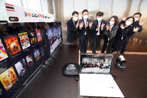 KT 광화문빌딩에서 KT 임직원들이 태국 3BB사와 화상회의를 연결해 IPTV 런칭 순간을 함께 축하하고 있다. 사진=KT