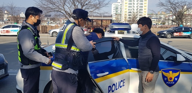 전자발찌 훼손을 가정해 대응 모의훈련을 하고 있다.(사진제공=거창준법지원센터)