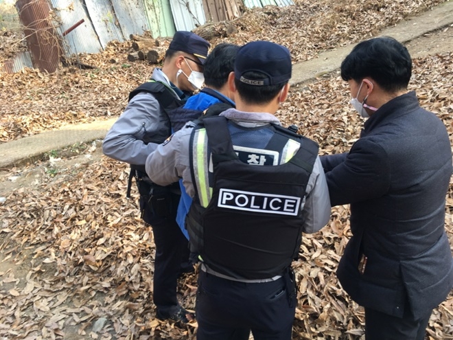 전자발찌를 훼손하도 도주한 상황을 가정해 검거장면.(사진제공=천안준법지원센터)