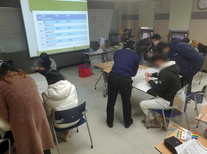 '마음이음 회복적사법프로그램'에 참여하고 있는 보호관찰청소년들.(사진제공=서울준법지원센터)