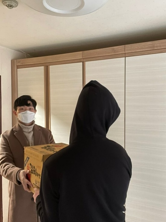 경제적위기 보호관찰대상자에게 원호품을 전달하고 있다.(사진제공=부산서부준법지원센터)