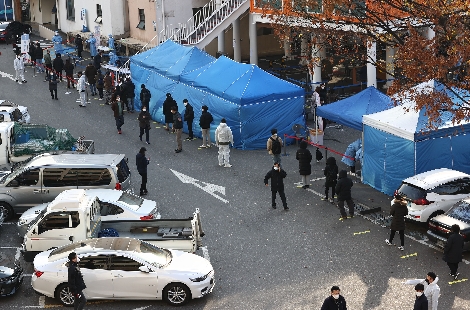 27일 동작구청에 마련된 선별진료소에 시민들이 코로나19 검사를 받기 위해 줄을 서 있다. 사진=연합뉴스