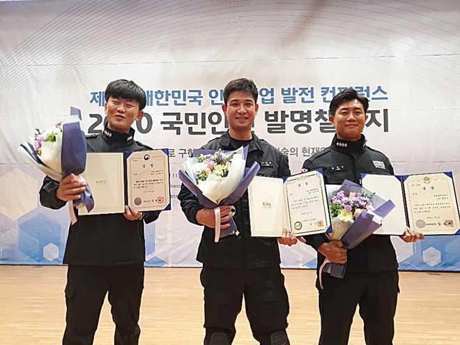 국민안전 발명챌린지에서 수상의 영예를 안은 해양경찰 특공대원들이 상금 전액을 유가족들에게 기부해 훈훈함을 전해준다.(왼쪽부터 서해5도 특별경비단 박대산 경사, 남해지방해양경찰청 이덕규 경장, 태안해양경찰서 강정구 경사).(사진제공=남해지방해양경찰청)