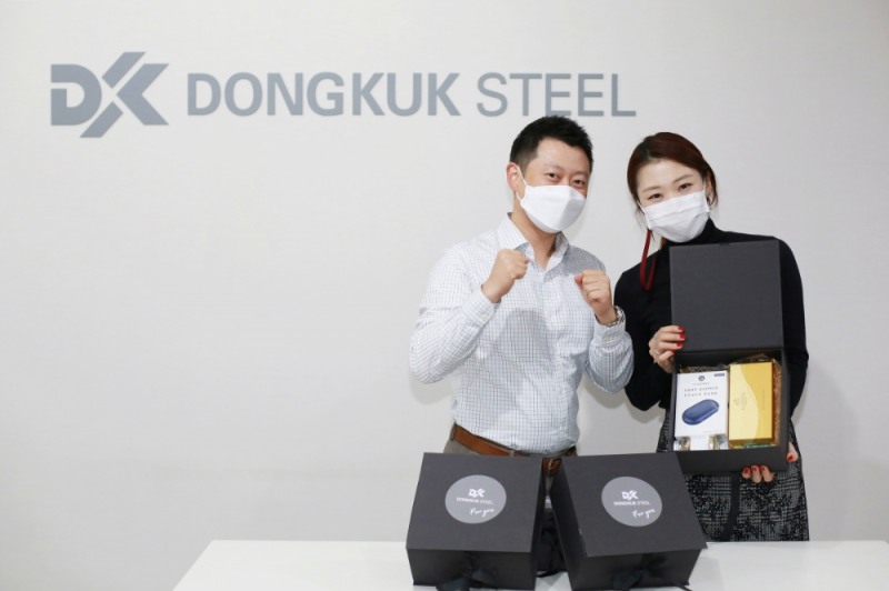 동국제강 직원들이 임직원 수험생 자녀에게 전달할 응원 선물 세트를 들고 기념 촬영을 하고 있다.(사진=동국제강)