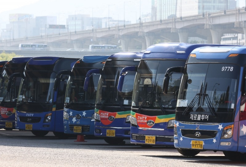 서울 강남구 탄천주차장에 전세버스들이 주차되어 있다.(사진=연합뉴스)