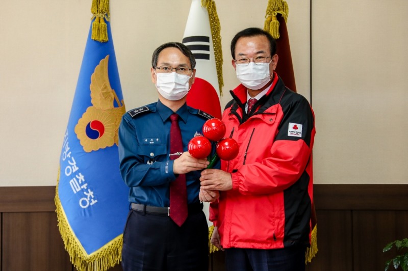 남구준 경남경찰청장과 강기철 경남사회복지공동모금회장이 12월 1일 사랑의열매 달기 릴레이 캠페인을 갖고 기념촬영.(사진제공=경남경찰청)