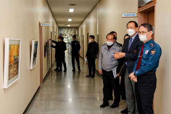 남구준 청장이 배동기 작가와 함께 작품을 감상하고 있다.(사진제공=경남경찰청)