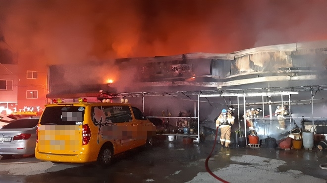 12월 2일 오전 4시 16분경 울산 중구 반구동 상가 화재.(사진제공=울산소방본부)