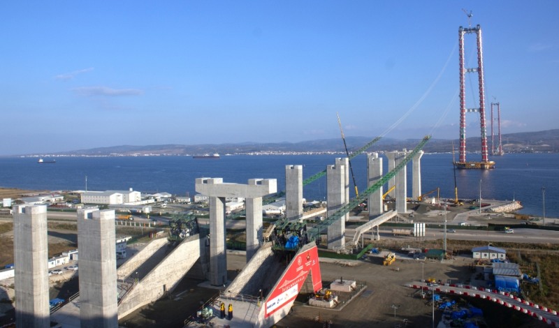 대림산업과 SK건설이 터키 차나칼레 대교에 캣 워크를 설치하고 있다.(사진=대림산업)