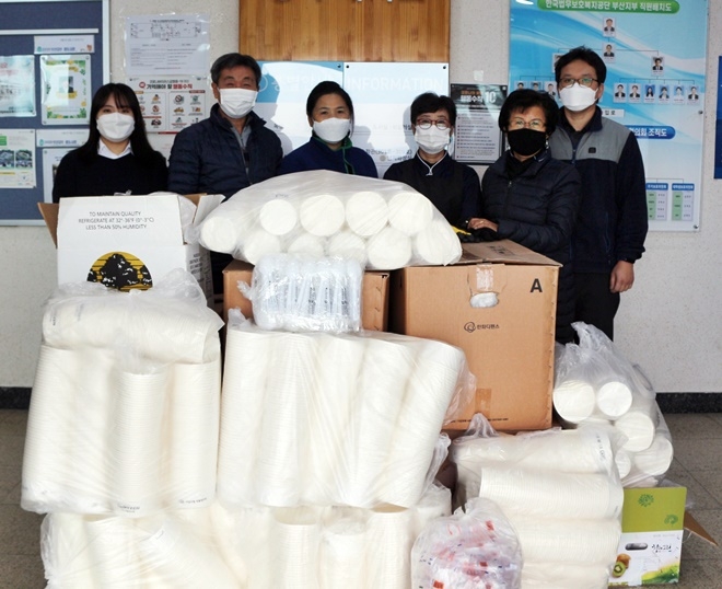 12월 2일 부산지부 숙식보호대상자들을 위한 위생용품 전달식.(사진제공=한국법무보호복지공단부산지부)