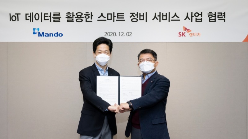 (우)김현수 SK렌터카 경영기획실장과 (좌)오창훈 만도 WG Campus장 부사장이 기념촬영을 하는 모습.(사진=SK렌터카)