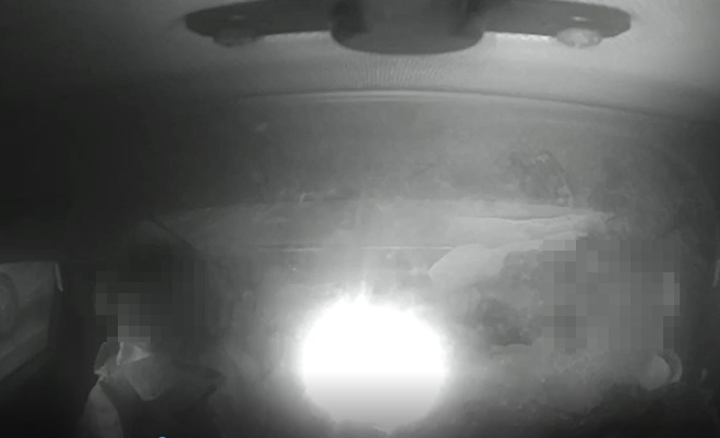 할머니와 손녀가 재송2호 순찰차의 도움을 받아 시험장으로 가고 있다.(제공=부산경찰청 영상캡처)