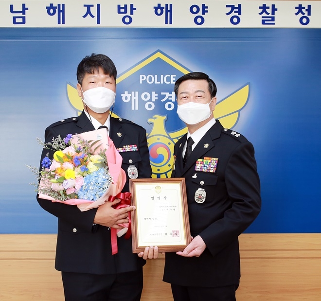 12월 4일 오전 9시 남해해경청에서 개최된 특별 승진임용식에서 특진 대상자인 광역수사대 제주현 경위(왼쪽)가 구자영 남해지방해양경찰청장(오른쪽)과 기념촬영을 하고 있다.(사진제공=남해지방해양경찰청)