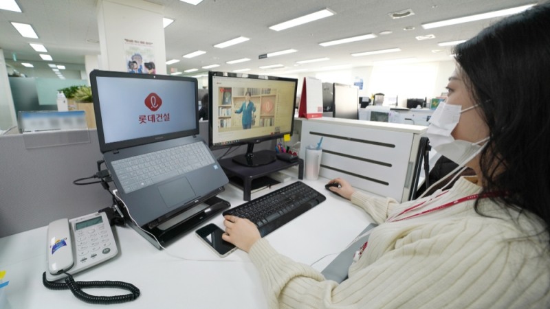 ‘2020 여성 인재 리더십 포럼’에 참여 중인 롯데건설 직원.(사진=롯데건설)