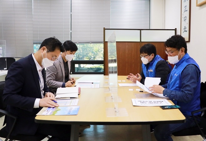 공노총 임원진과 선관위 담당자가 간담회를 진행하고 있다.(사진제공=공노총)