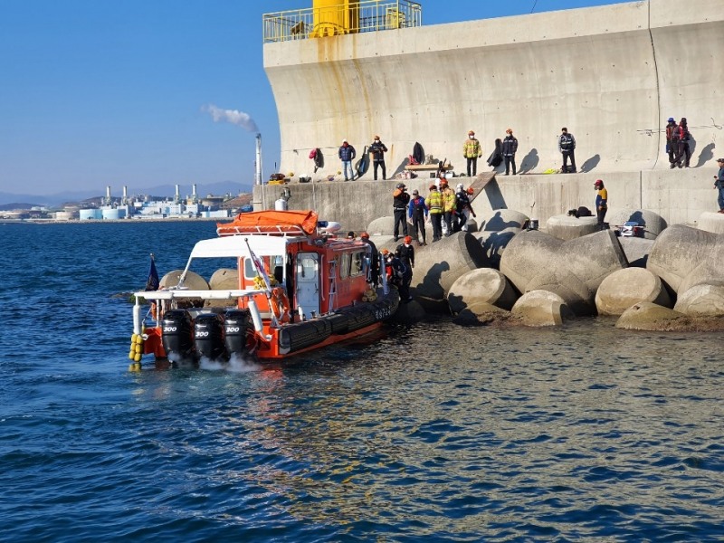울산구조대가 추락자를 구조하고 있다.(사진제공=울산해양경찰서)