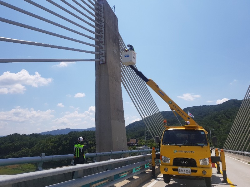 인제대교 정밀안전진단 모습.(사진=한국시설안전공단)