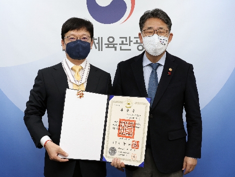스마일게이트 창업자 권혁빈 이사장(왼쪽)이 8일 문화체육관광부 서울사무소에서 게임산업 최초로 보관문화훈장을 받고, 문화관광체육부 박양우 장관과 기념 사진을 촬영하는 모습. 사진=스마일게이트