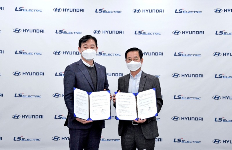김세훈 현대차 연료전지사업부장(전무)(사진 오른쪽), 오재석 LS일렉트릭 글로벌사업본부장(부사장)이 MOU 체결 직후 기념촬영을 하고 있는 모습.(사진=현대자동차)