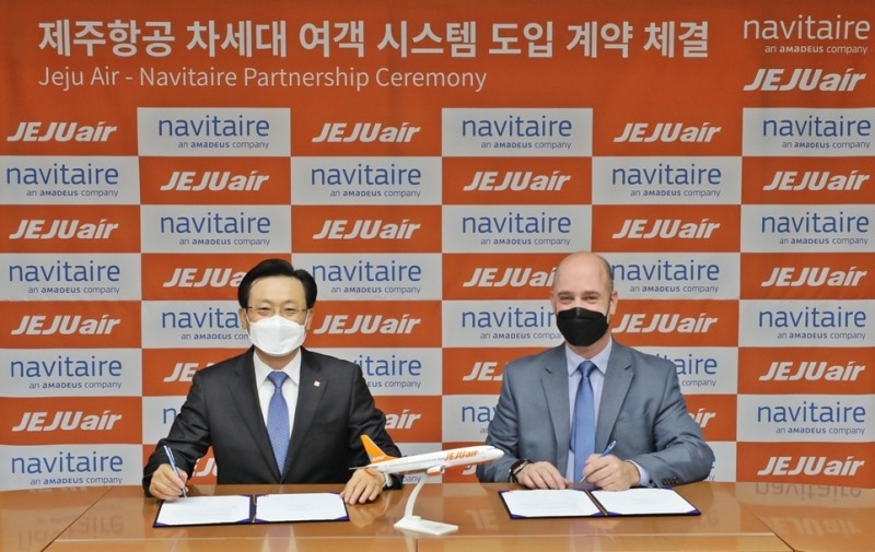 제주항공 김이배 대표(사진 왼쪽)와 나비테어 크리스토퍼앨런(Christopher Allen) 전략본부장(사진 오른쪽)이 기념사진 촬영을 하고 있다.(사진=제주항공)