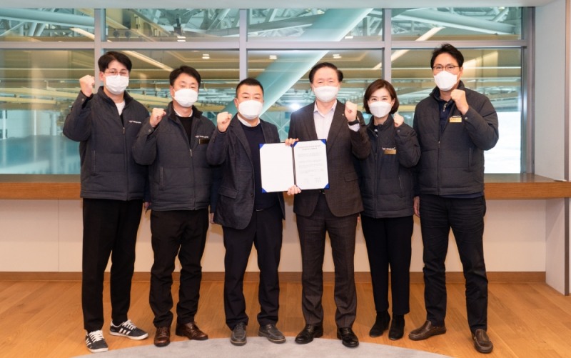 우기홍 대한항공 사장(오른쪽에서 세번째)과 최대영 일반노조 위원장(네번째)를 비롯한 노사 관계자들이 기념 촬영을 하고 있는 모습.(사진=대한항공)