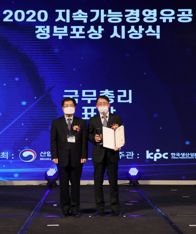 만도 조성현 총괄사장(오른쪽)이 '2020 지속가능경영유공 정부포상' 시상식에서 국무총리 표창 수상 후 기념 촬영을 하고 있다.(사진=한라그룹)