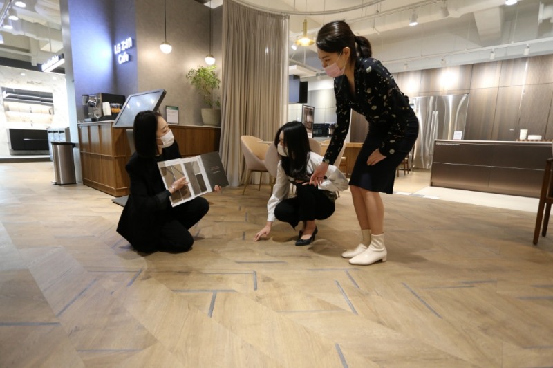 서울시 논현동 가구거리에 위치한 'LG Z:IN 인테리어 지인스퀘어 강남' 전시장을 찾은 고객들이 'LG Z:IN 프레스티지 아티스트리' 제품을 살펴보고 있는 모습.(사진=LG하우시스)