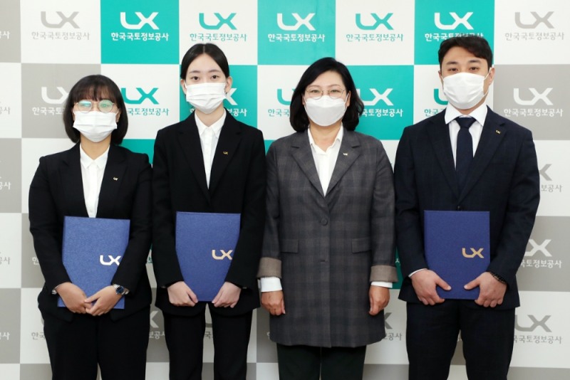 10일 전북혁신도시 LX 본사에 장애인 신입직원이 임용장 수여식 후 기념촬영을 하고 있다. 왼쪽에서 세 번째는 오애리 경영이사.(사진=LX)