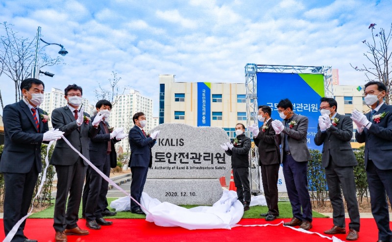 국토안전관리원 박영수 원장(왼쪽에서 네 번째)이 허춘근 노조지부장(왼쪽에서 다섯 번째)을 비롯한 임직원들과 함께 국토안전관리원 표지석 제막식을 진행하고 있다.(사진=국토안전관리원)