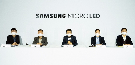삼성전자가 마이크로 LED TV 신제품을 웨비나(Webinar)를 통해 소개하고 있다. 사진 왼쪽부터 허태영 상무(영상 디스플레이사업부), 최용훈 부사장(영상디스플레이사업부 개발팀장), 추종석 부사장(영상디스플레이사업부 영상전략마케팅팀장), 조성혁 전무(영상디스플레이사업부), 김보경 상무(한국총괄). 사진=삼성전자