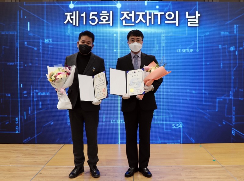 대유위니아그룹 전성원 상무, 민기훈 책임 ‘제15회 전자IT의 날’ 표창 수상