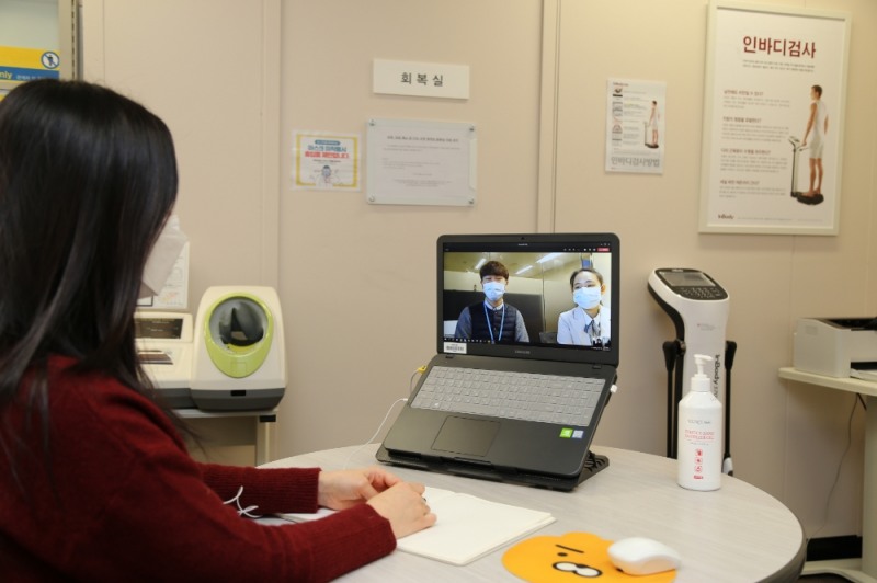 대림산업 사옥 의무실에서 화상 시스템을 통해 서울대병원 관계자들과 원격진료 시스템을 시연 중이다.(사진=대림산업)