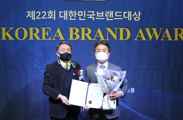 제22회 대한민국 브랜드대상 산업부장관상 시상식 사진, 산업정책연구원 조동성 이사장(왼쪽) 미래생활(주) 안봉환 상무(오른쪽). (사진= 미래생활)