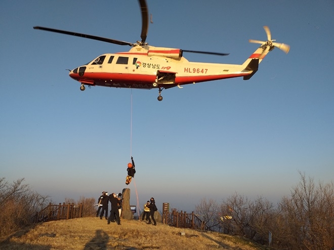 12월 12일 오후 3시경 의령균 가례면 자굴산 정상에서 산악사고 요구자를 구조하고 있다. (사진제공=경남 의령소방서)