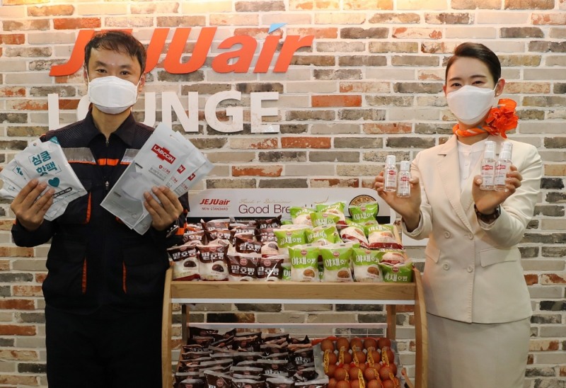 제주항공은 추운 겨울을 맞아 현장에서 근무하는 직원을 위해 핫팩과 애경 ‘랩신’ 손소독제, 마스크 등을 전달하고 2월 중순까지 모든 임직원에게 겨울 간식인 호빵, 꿀호떡, 구운계란 등을 제공한다.(사진=제주항공)