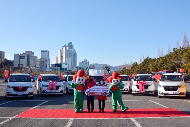 12월 16일 오후 3시 창원문성대학교 후문 주차장에서 2020년 사랑의열매 차량전달식을 갖고 있다.(사진제공=경남사랑의열매)