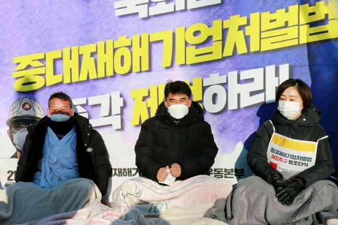 김재연 상임대표가 중대재해기업처벌법 제정을 촉구하며 단식 중인 김주환 전국대리운전노조위원장, 이태의 공공운수노조 노동안전보건위원장 옆에서 동조단식을 진행하고 있다.(사진제공=진보당)