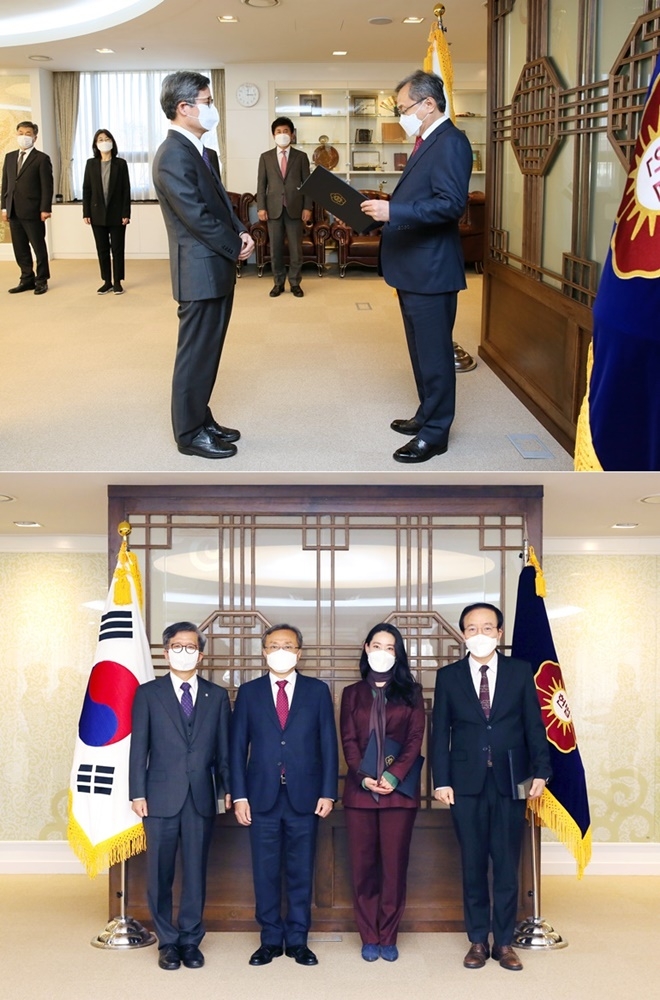 유남석 헌법재판소장이 모범 국선대리인에게 포창장을 수여하고 있다/ 유남석 헌재소장이 모범 국선대리인과 기념촬영.(왼쪽부터 김병철 변호사, 유남석 헌법재판소장, 이아린 변호사, 정지석 변호사). (사진제공=헌법재판소)